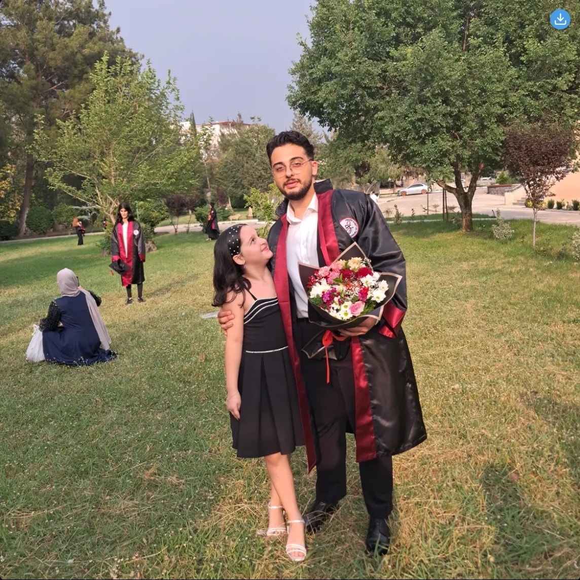 Muhammed Maksut Çakmaktaş kardeşiyle mezuniyet töreninde
